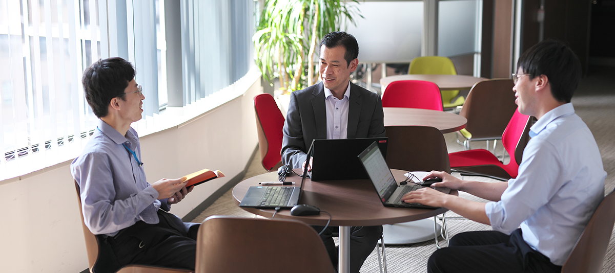 経営陣の判断材料となる客観データを集積して戦略立案。